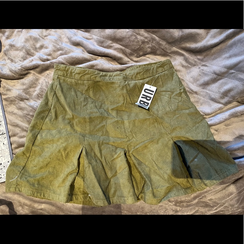 green/olive urban outfitters skirt
never worn - brand new condition